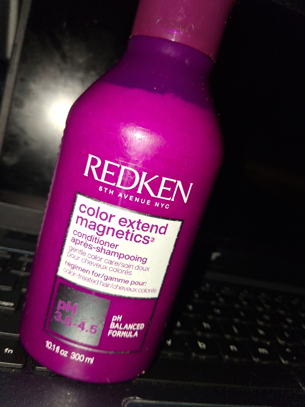 Redken Color Extend Magnetics Conditioner - Bright Magenta Bottle